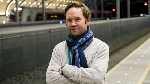 Sture Solum Andersen på perrongen til prosjektet han har ledet for Rambøll, Holmestrand stasjon. Han har fulgt prosjektet fra begynnelse til slutt. 