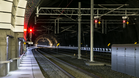 Tunnelen som går videre fra stasjonen, har på det meste fire spors bredde.