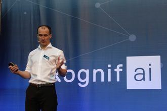 Teknologidirektør i Kongsberg Digital, Christian Møller, på scenen under presentasjonen av Kognifai.