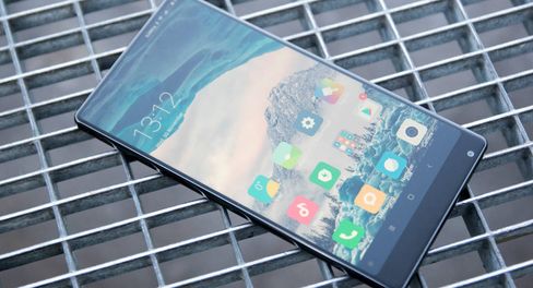 Det rammeløse formatet som Xiaomi i praksis brakte til markedet med Mi Mix er nå nærmest blitt allemannseie. Ett av spørsmålene nå er om vi får noen nye og mer spennende formfaktorer.