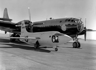 Et Bell X-1 sammen med et B-29-bærefly.