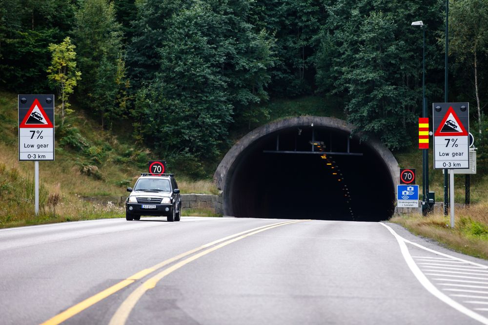 Oslofjordtunnelen mellom Drøbak og Hurum karakteriseres som bratt og trang. Nå vil regjeringen bygge en ny, lignende tunnel rett ved siden av.