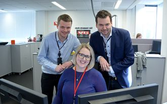 Nyhetsleder Lars Håkon Grønning, SKUP-vinner Mona Grivi Norman og seksjonsleder Anders Sooth Knutsen i VGs dagsorden-avdeling