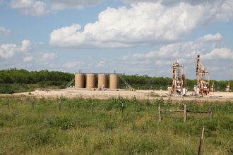 Nikkepumpene i Eagle Ford, Texas, holdt det gående lenger enn de fleste trodde under oljeprisfallet. Men de ukonvensjonelle ressursene i USA er vanskelig å utnytte. Nå jobbes det på spreng med å øke utvinningsgraden.