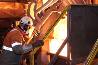 Smelter stål: Rundt 60 prosent av norsk skrapmetall havner i smelteovnene til Celsa Armeringsstål i Mo Industripark. De gjenvinner også biprodukter fra andre bedrifter i industriparken.