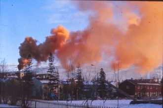 Røde skyer: På 1960-tallet lå rødrøyken tett over bebyggelsen ved jernverket i Mo Industripark. I dag samles det røde støvet og sendes til gjenvinning.