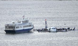 Flere ferger var raskt ved flyet og fikk evakuert alle 155 om bord.  