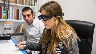 Ella Navarro fra Copenhagen Post tester ut Infinity ARs briller for utvidet virkelighet.