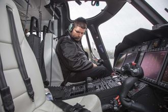 Torstein Sandven, til daglig S-92-pilot og medlem i helikopterutvalget, i AW189-cockpiten.