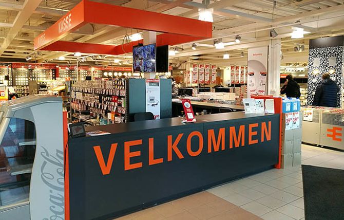 BUTIKKDESIGN: Elektroimportøren legger mye arbeid i å få butikkene til å fremstå som rene, lyse og ryddige. Her fra kasseområdet i butikken på Ski i Akershus.