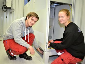 Kristoffer Sjøen og Birgitte Rasmussen, henholdsvis hjelpearbeider og lærling innen automasjon hos WPA. Er her i gang med installasjon av utstyr i en kontainer som skal bli et mobilt landstrømanlegg.