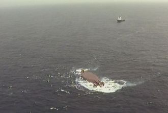 Det kantrede ankerhåndteringsfartøyet Bourbon Dolphin med bunnen i været utenfor Shetland. Åtte personer omkom i ulykken.