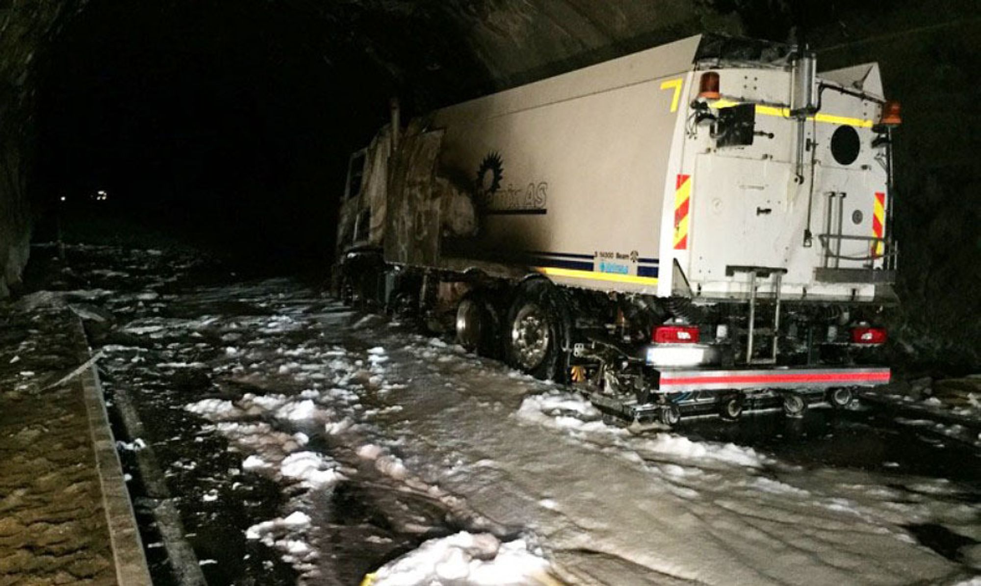 Vraket av feiebilen som tok fyr inne i Fjærlandstunnelen i Sogn sent mandag kveld.  OBS kreditFoto: Sogn brann og redning / NTB scanpix