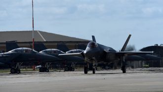 RAF Lakenheath er i dag hjemmebasen til en amerikansk luftving med F-15-fly (t.v).