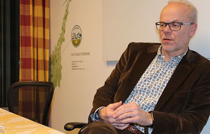 Bildet viser en betenkt Jan Grønbech.