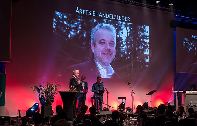 Eric Sandtrø mottar beviset på at han er årets ehandelsleder 2015.