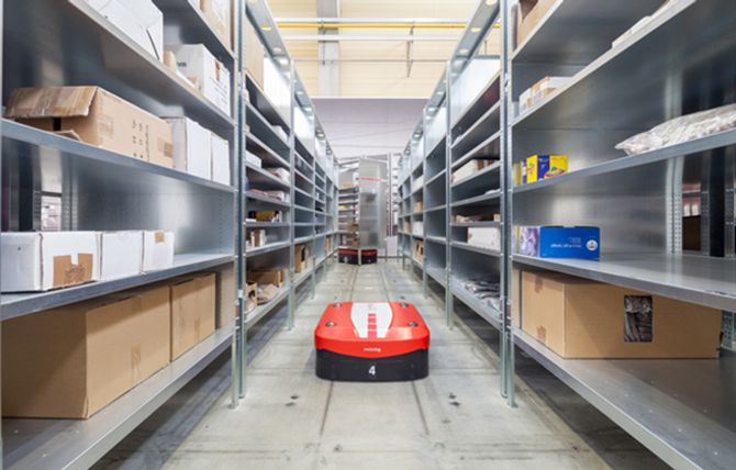 AGV-løsninger, som Swisslogs CarryPick, her i aksjon på Schenkers 3PL-lager på vegne av kunden Lekmer.com i Stockholm, frakter varer frem til plukkstasjonen.