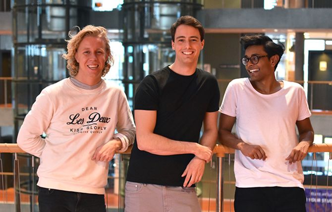 HOLD-GRÜNDERNE: Etter endt studietid driver trioen bestående av Maths Mathisen, Florian Winder og Vinoth Vinaya med appen på heltid.