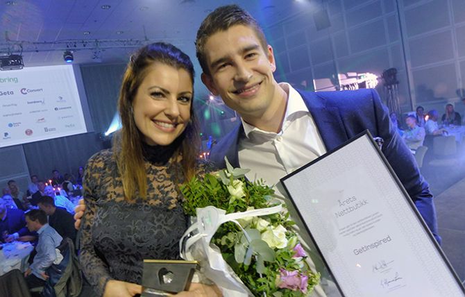 Silje og Sindre Landevåg smiler om kapp etter å ha sikret seg prisen som «Årets Nettbutikk» for deres mangeårige engasjement med nettbutikken Get Inspired.