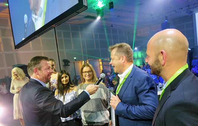Endelig kunne denne gjengen fra Kristiansand få det synlige beviset på at de er folkets nettfavoritt i hendene. Konferansier og pressesjef i Posten Norge og Bring, John Eckhoff (t.v.) kler rollen som scenemester.