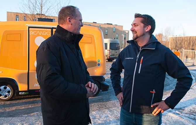 Samferdselsminister Ketil Solvik-Olsen var med da Kolonial.no og Karl Munthe-Kaas testet ut et selvkjørende hentepunkt i november i fjor.