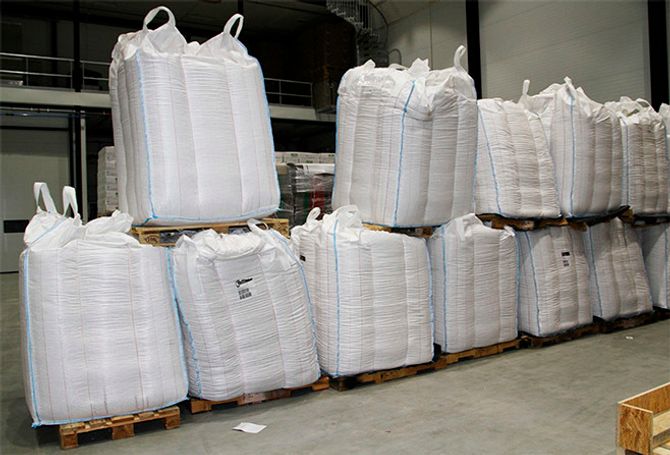 De baker 300 000 kransekaker med 18 ringer og 600 000 kransekakestenger per år. Til dette går det med 160 tonn mandler.