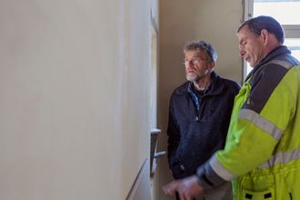 Piet Jensen og Olaf Peters jobber med sluttføringen av det nye halmhuset på Nesodden.