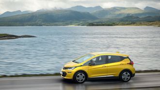 Opel Ampera-e er en av de nyere elbilene med større batteripakke og lengre rekkevidde.