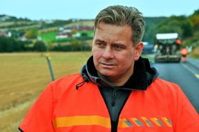 Even Sund, asfaltkoordinator i Statens vegvesen ved asfaltarbeid på rv 707 på Byneset utenfor Trondheim. Sund er ansatt i Vegdirektoratet.
