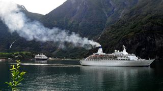 Nå kan cruiseskip som vil seile inn Geirangerfjorden bli tvunget til å rense eksos