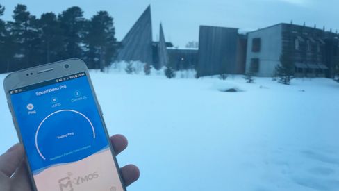 Speedvideo-målingene viste kun små forskjeller mellom de to operatørene. Her fra en måling foran Sametinget i Kautokeino.