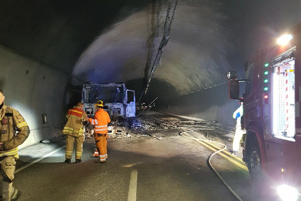 Brannmannskap ved det utbrente vraket av lastebilen i Oslofjordtunellen
