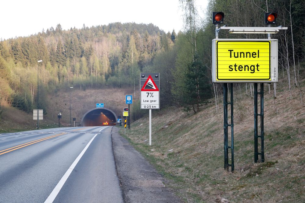 Oslofjordtunellen er stengt etter at en lastebil med papirbegynte å brenne ca. to kilometer inn i tunellen fra Drøbaksiden