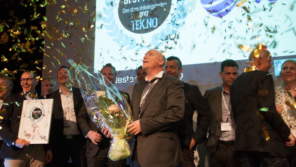 Telia vant Tek.nos test av hvem som har Norges beste mobilnett i 2017. Telias dekningssjef Tommy Johansen (midten) tok i mot blomster, heder og ære under en prisutdeling på Tek-konferansen i Strømstad den 8. mai.