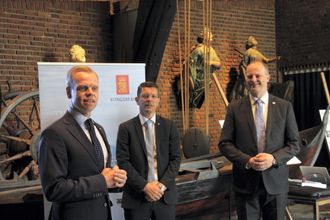 Samferdselsminister Ketil Solvik-Olsen (t.h) fikk presentert MV «Yara Birkeland»-prosjektet tirsdag på Maritim Museum av konsernsjefene til Yara og Kongsberg Gruppen, Svein Tore Holsether (t.v) og Geir Håøy.