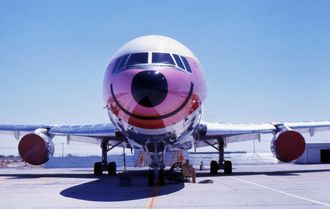 Airbus er selvsagt ikke først ute med flyglis. For eksempel var Pacific Southwest Airlines (PSA), som gikk inn for snart 30 år siden, kjent for sine smilende fly.  