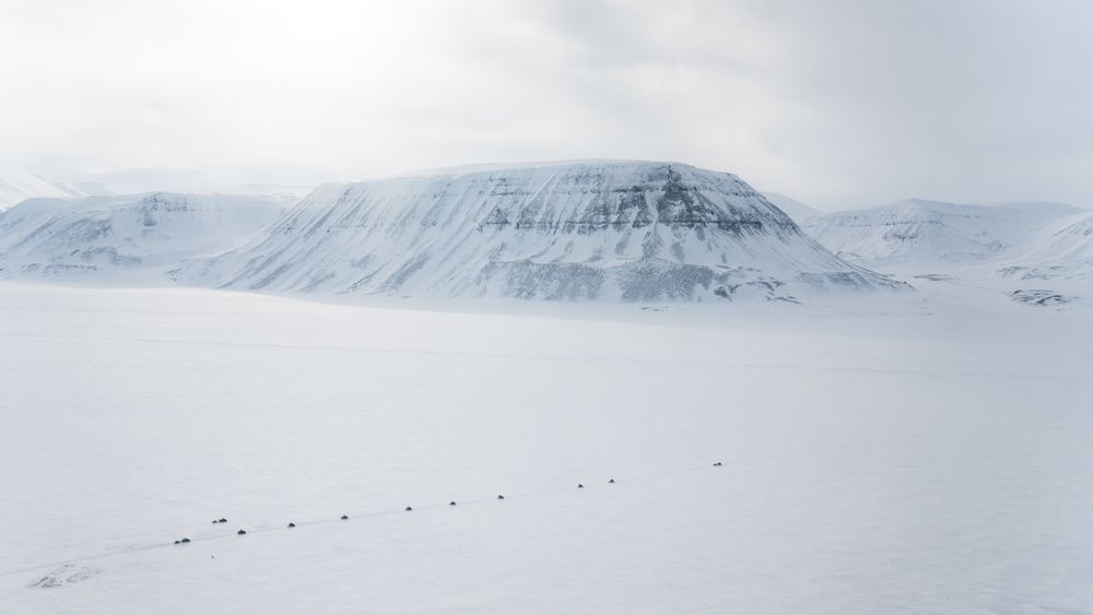 Økt turisme stiller høyere krav til beredskapen på Svalbard. Selv mindre ulykker kan utløse store redningsressurser. Her ser vi et snøscooterfølge på vei over fjorden. 