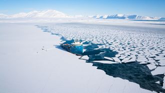 Polarsyssel, sysselmannens skip på Svalbard, ligger ved iskanten. Et oljeutslipp er svært vanskelig å ta hånd om i Arktiske strøk.