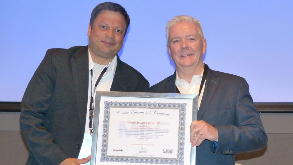 Teknologileder Chand Svare Ghei mottar diplomet med Carrier Ethernet 2.0-sertifisering fra Mefs driftssjef Kevin Vachon.
