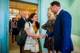 Kronprinsparet ønsker en av årets vinnere av Oslo Business for peace award, Durreen Shahnaz, velkommen til middag på Skaugum dagen før prisutdelingen.