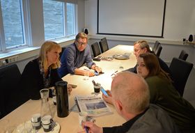 Samlet troppene for nullmoms ved en tidligere anledning: Administrerende direktør Randi S. Øgrey i MBL, rådgiver Trond Idås i NJ, adm. dir Per Brikt Olsen i Fagpressen, leder Hege Iren Frantzen i Norsk Journalistlag og leder Arne Jensen i Norsk Redaktørforening.