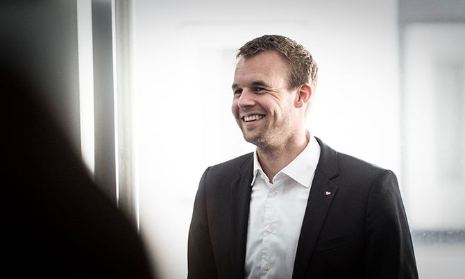 Kjell Ingolf Ropstad fra KrF vil prøve å få gjennomslag for friske penger til nærpoliti.