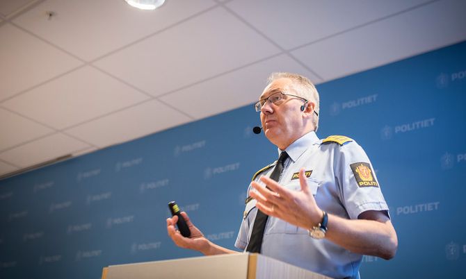 MELLOMLØSNING: Politidirektør Odd Reidar Humlegård la i dag fram Politidirektoratets høringssvar i bbevæpningssaken. POD ønsker ikke generelt bevæpnet politi, men ønsker samtidig at politidistriktene har mulighet til å få områdebevæpning i utsatte og sentrumsnære områder.