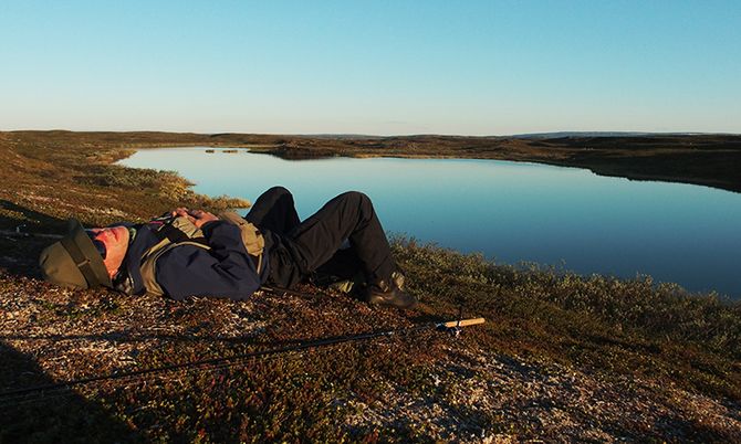 Uten klokke og mobildekning trives Skulstad best på ferie. I lyngen lader han batteriene før høsten.