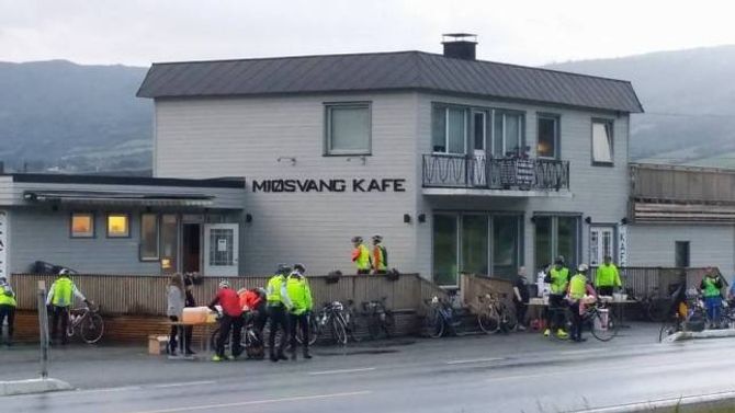 MATSTASJON: Omlag klokka halv ti fredagskveld, byrja dei første syklistane å komme til matstasjonen i Vang. Dei hadde då lagt Lærdalsdalen og Filefjell bak seg.