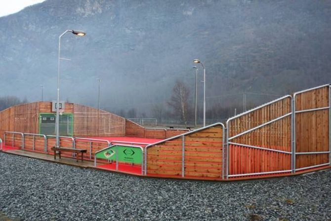 UNDERLAG: Ballbingen i Borgund har same underlag som foreldra bak Seimsdalen Nærmiljøanlegg ynskjer til bingen i Seimsdalen.
