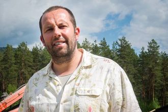 OPPGITT: Bjarte Ramstad frå Kaupanger håpar det går lenge til neste gong nokon dumpar liknande griseri i naturen.