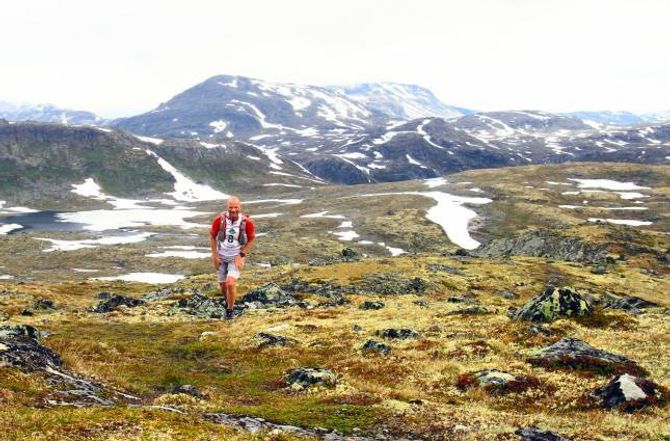PROMOTØR: Tommy Støa laga film frå løpet, og hamna dessutan på ein 2.plass. Her på veg opp til Torshammaren.