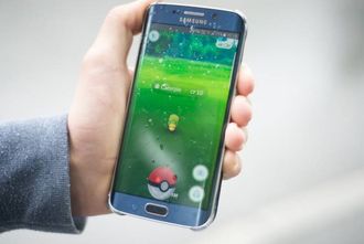 FØRSTE FANGST: Slik ser det ut når du kjem over ein Pokemon. Spelet går ut på å finne flest mogleg slike ved å leite rundt i den verkelege verda.