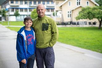 FELLES INTERESSE: Det er ganske vanleg at far og son går på fisketur saman. Men at dei går på pokémonjakt er den nye trenden.